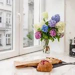 Apartment Premium In Parisian Style In The Heart Of Old